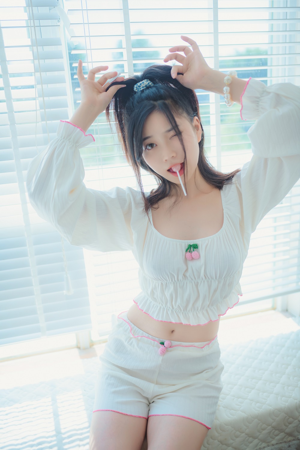 年年nnian-爱吃棒棒糖的少女[36P+1V]