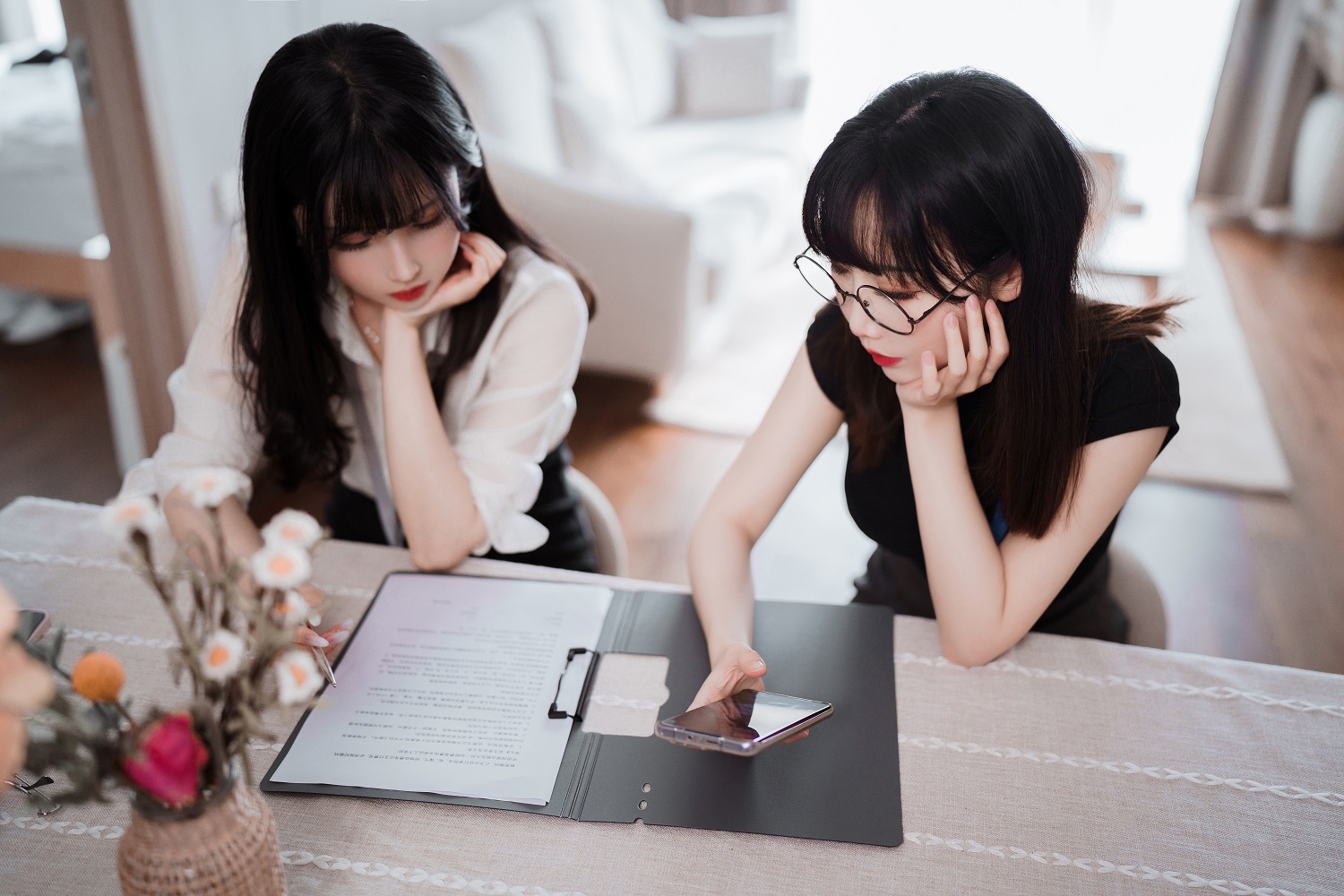 rioko凉凉子&amp;面饼仙儿-黑丝OL制服双人[102P+11V]