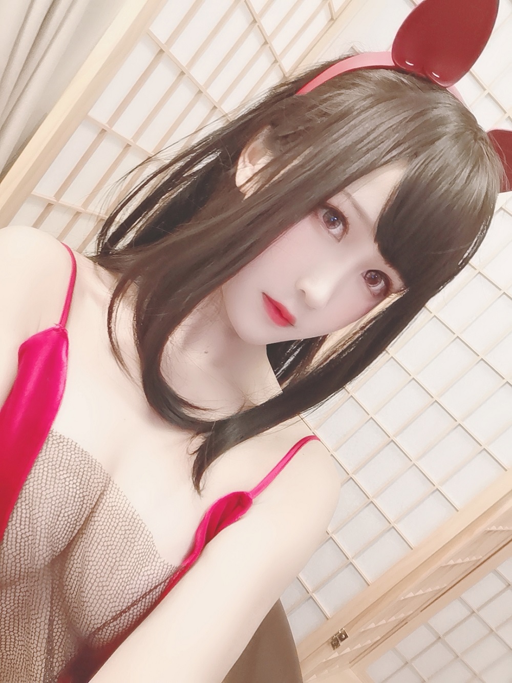 三度69-酒红睡裙自拍[9P]