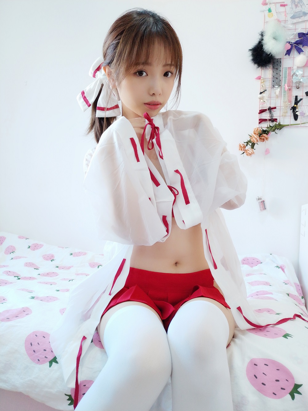 雯妹不讲道理-限量自拍本-巫女[17P]