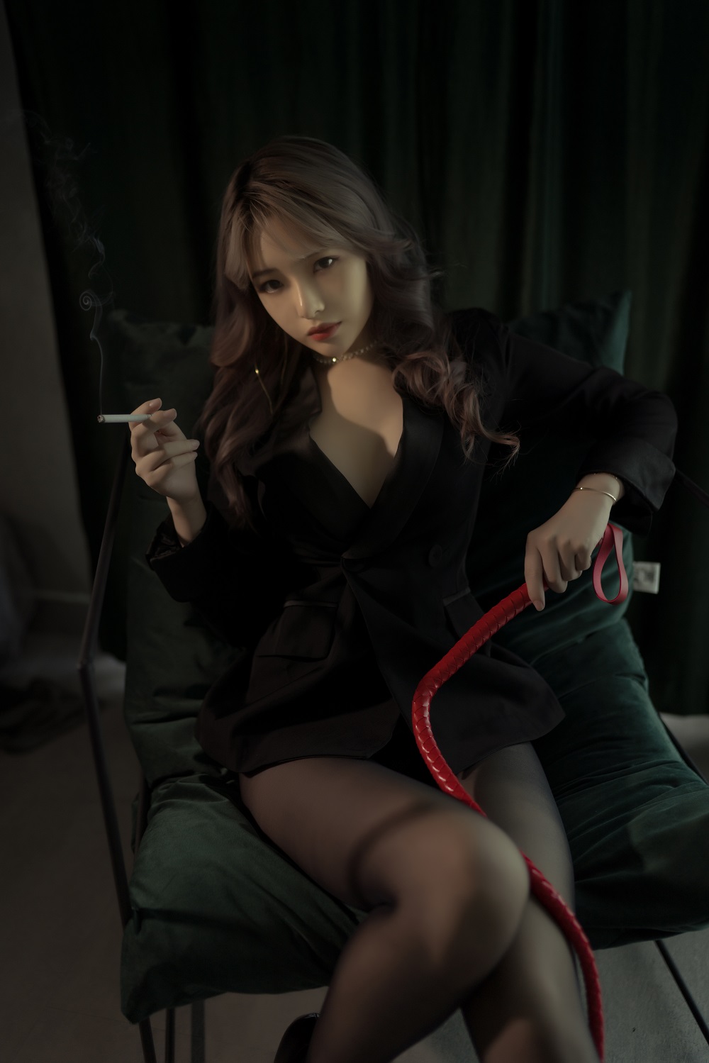 雯妹不讲道理-十月自拍包-西装女王[25P]