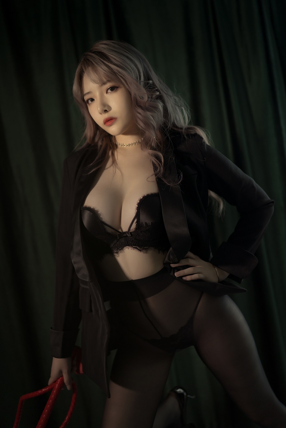 雯妹不讲道理-十月自拍包-西装女王[25P]
