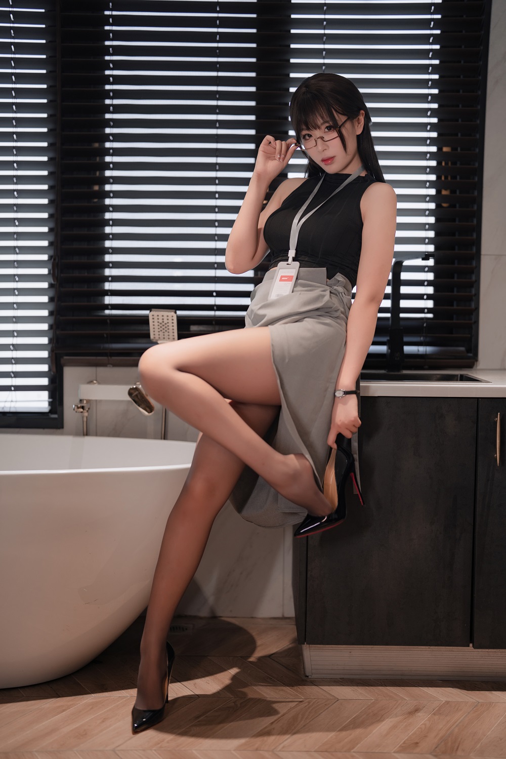 轩萧学姐-眼镜娘OL[85P+3V]