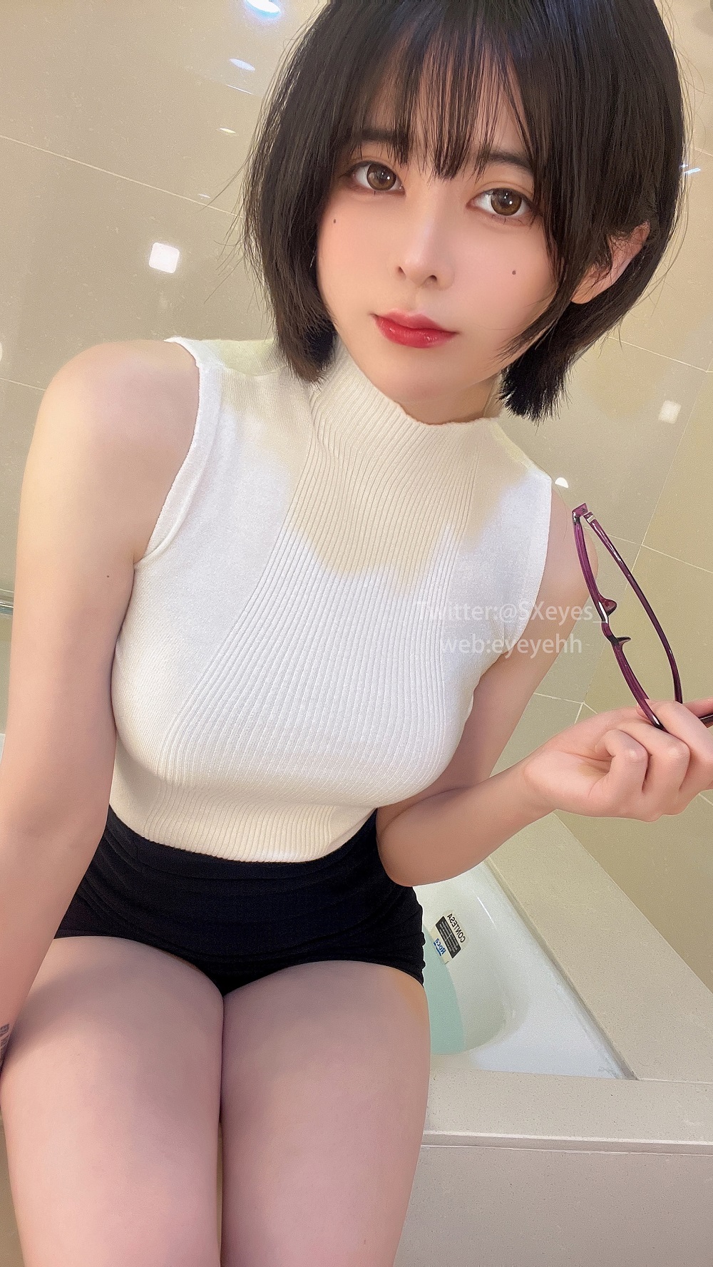 眼酱大魔王w-入浴时间[26P+1V]