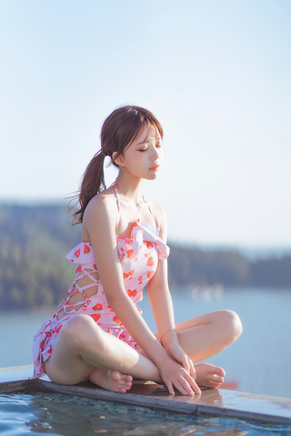 桜桃喵-甜甜本-草莓泳衣[17P]