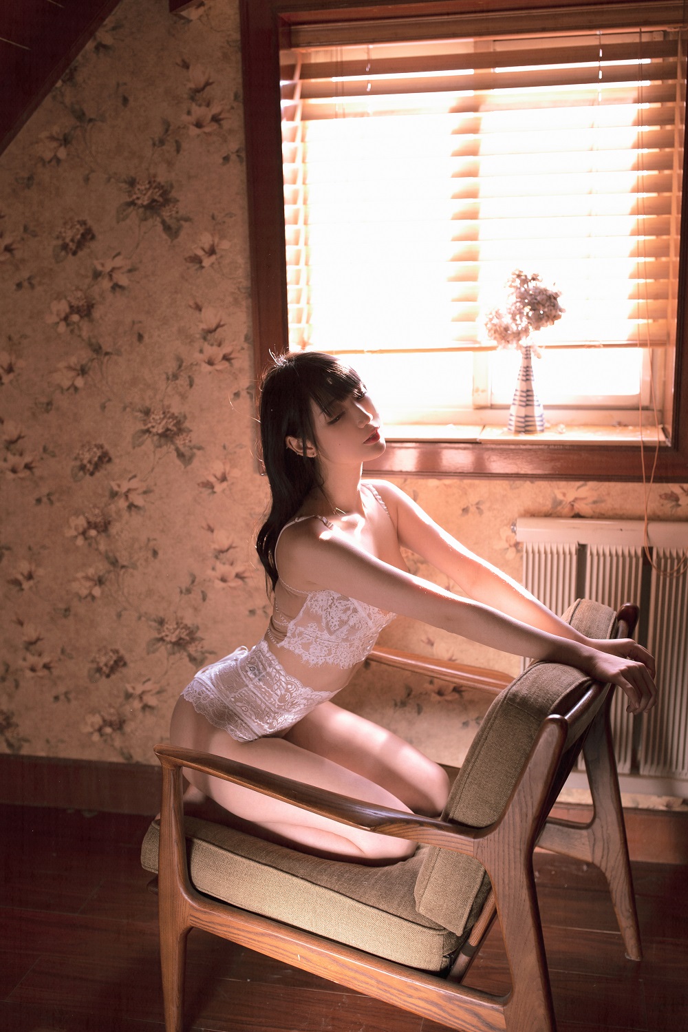 周叽是可爱兔兔-阁楼少女[34P] COS网红博主 预览2图