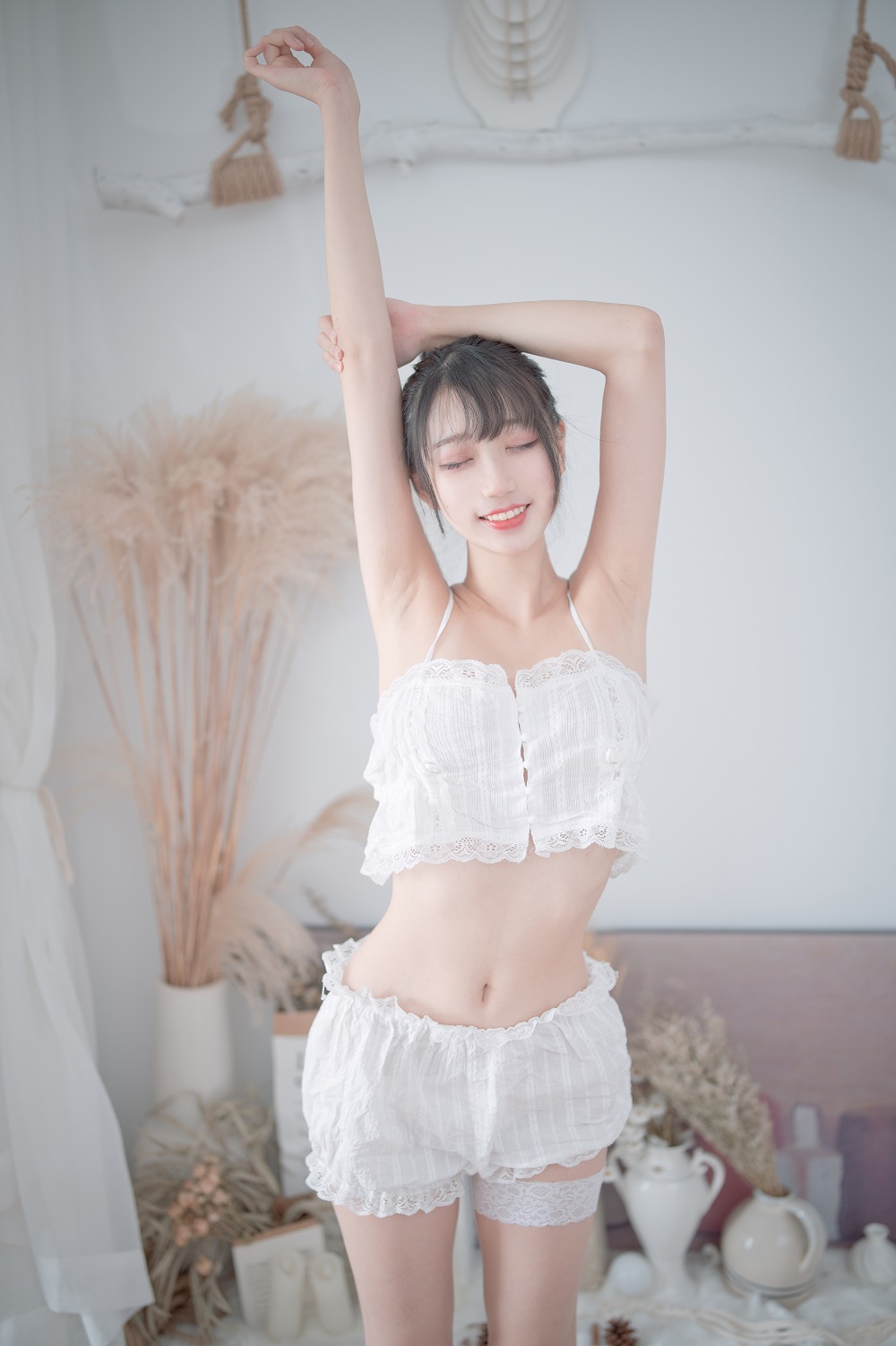 周叽是可爱兔兔-白色睡衣[23P] COS网红博主 预览2图