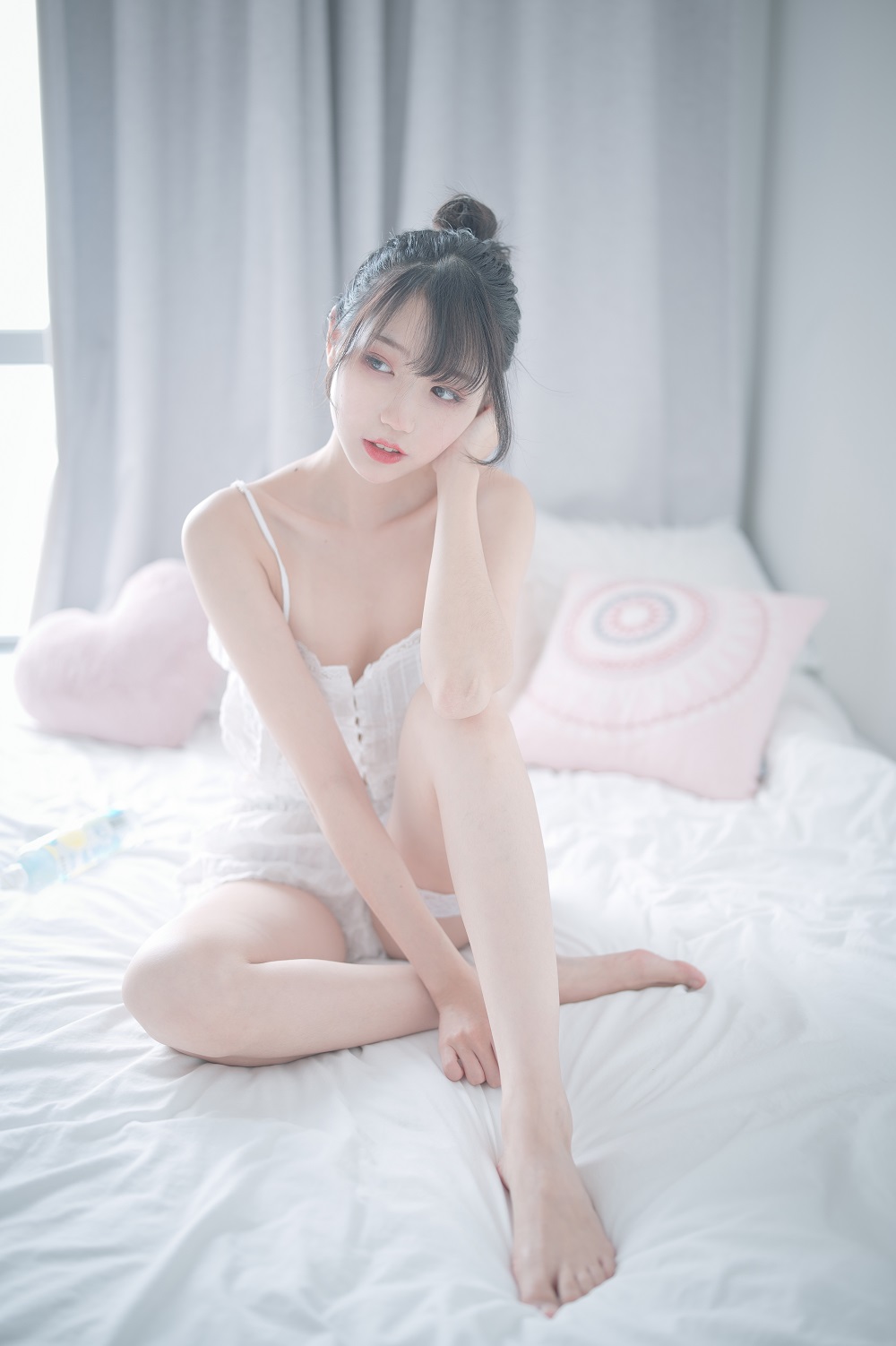 周叽是可爱兔兔-白色睡衣[23P] COS网红博主 预览1图