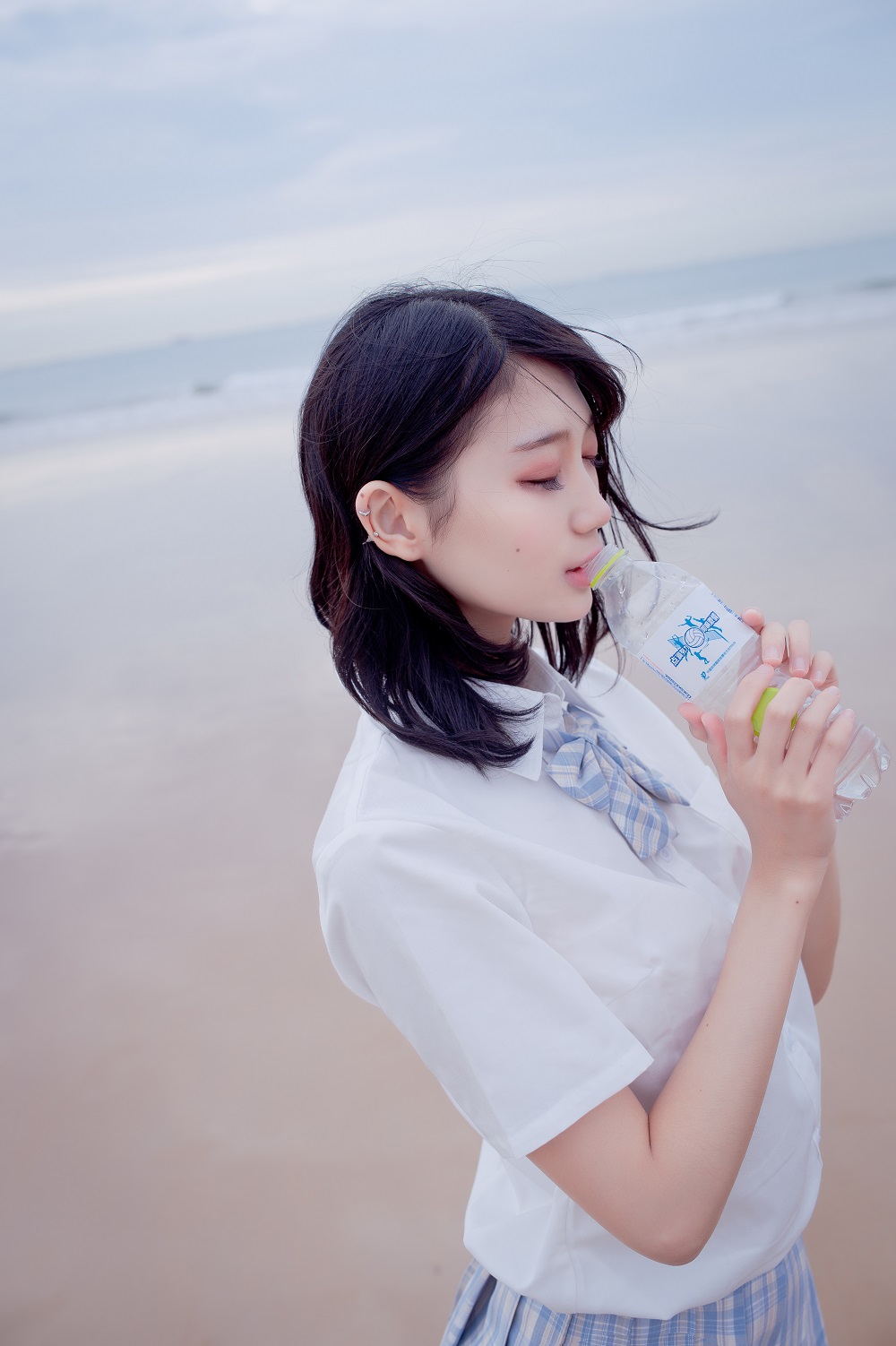 周叽是可爱兔兔-海边JK[35P] COS网红博主 预览1图
