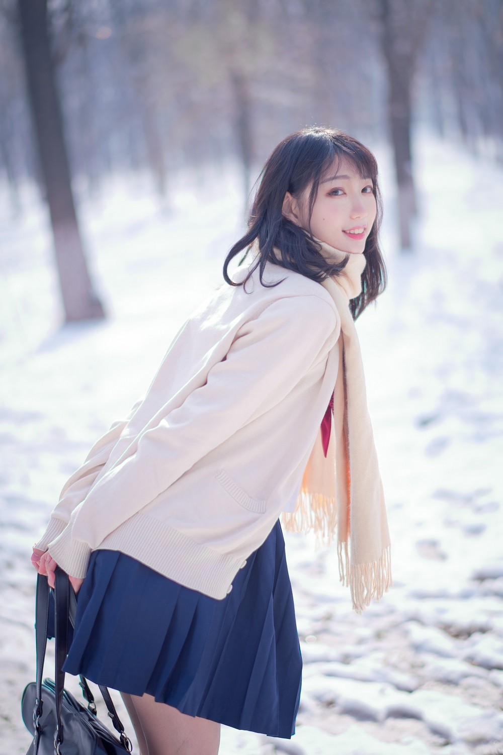 周叽是可爱兔兔-雪景JK[15P] COS网红博主 预览1图