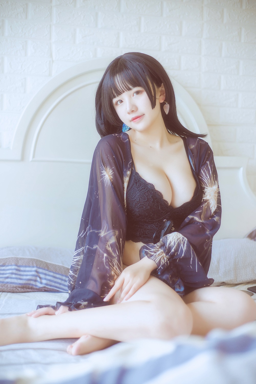 阿半今天很开心-黑色吊带睡衣[23P] COS网红博主 预览2图
