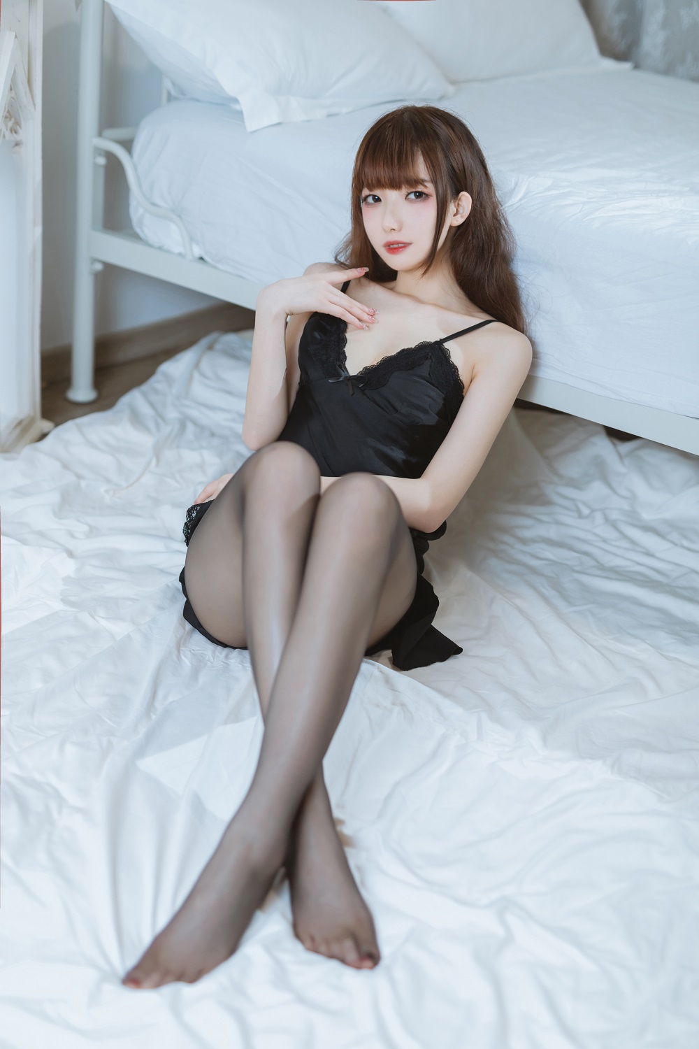封疆疆v-黑丝睡衣[32P] COS网红博主 预览1图
