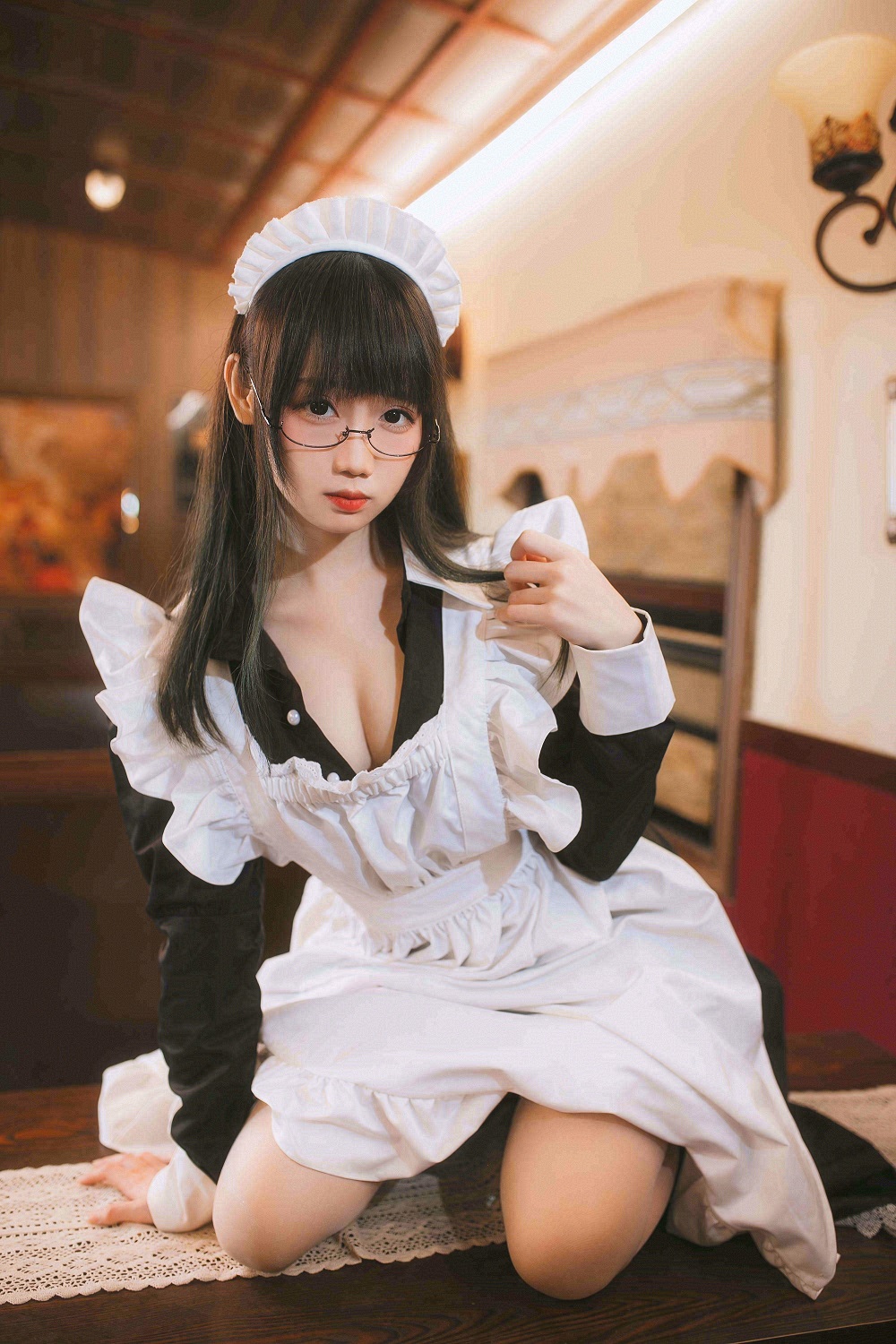 焖焖碳-女仆眼镜娘[33P] COS网红博主 预览1图