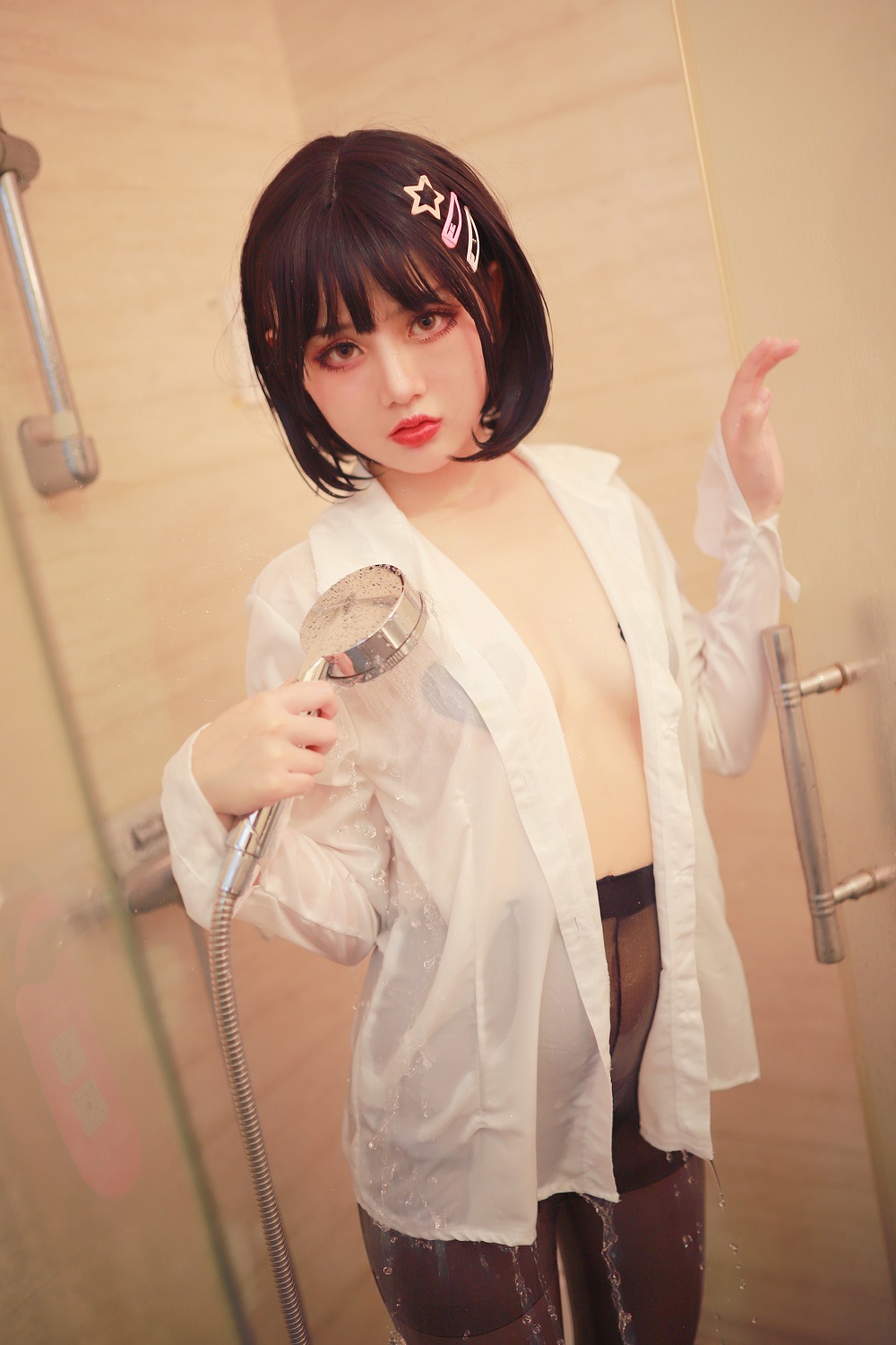 您的蛋蛋-浴室黑丝[41P] COS网红博主 预览1图
