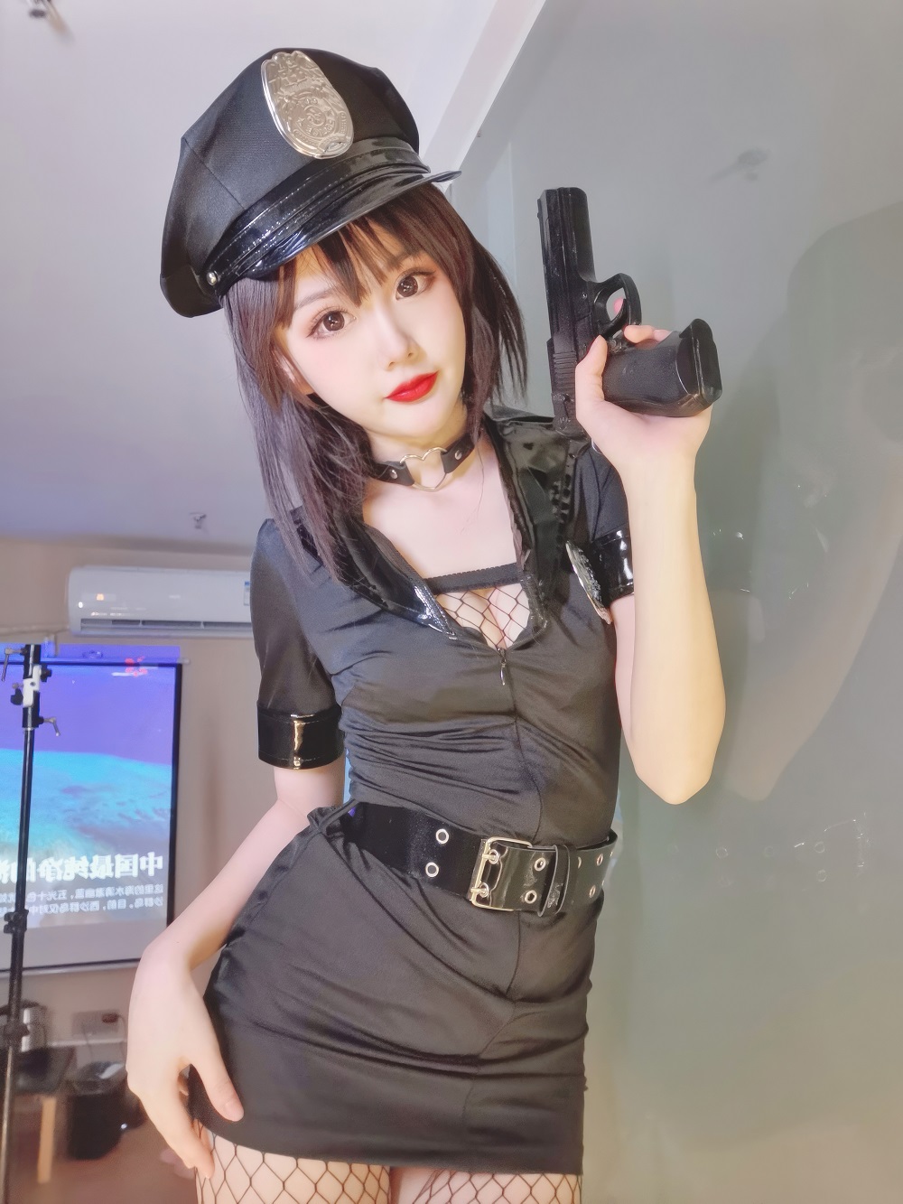 您的蛋蛋-女警自拍[35P] COS网红博主 预览1图