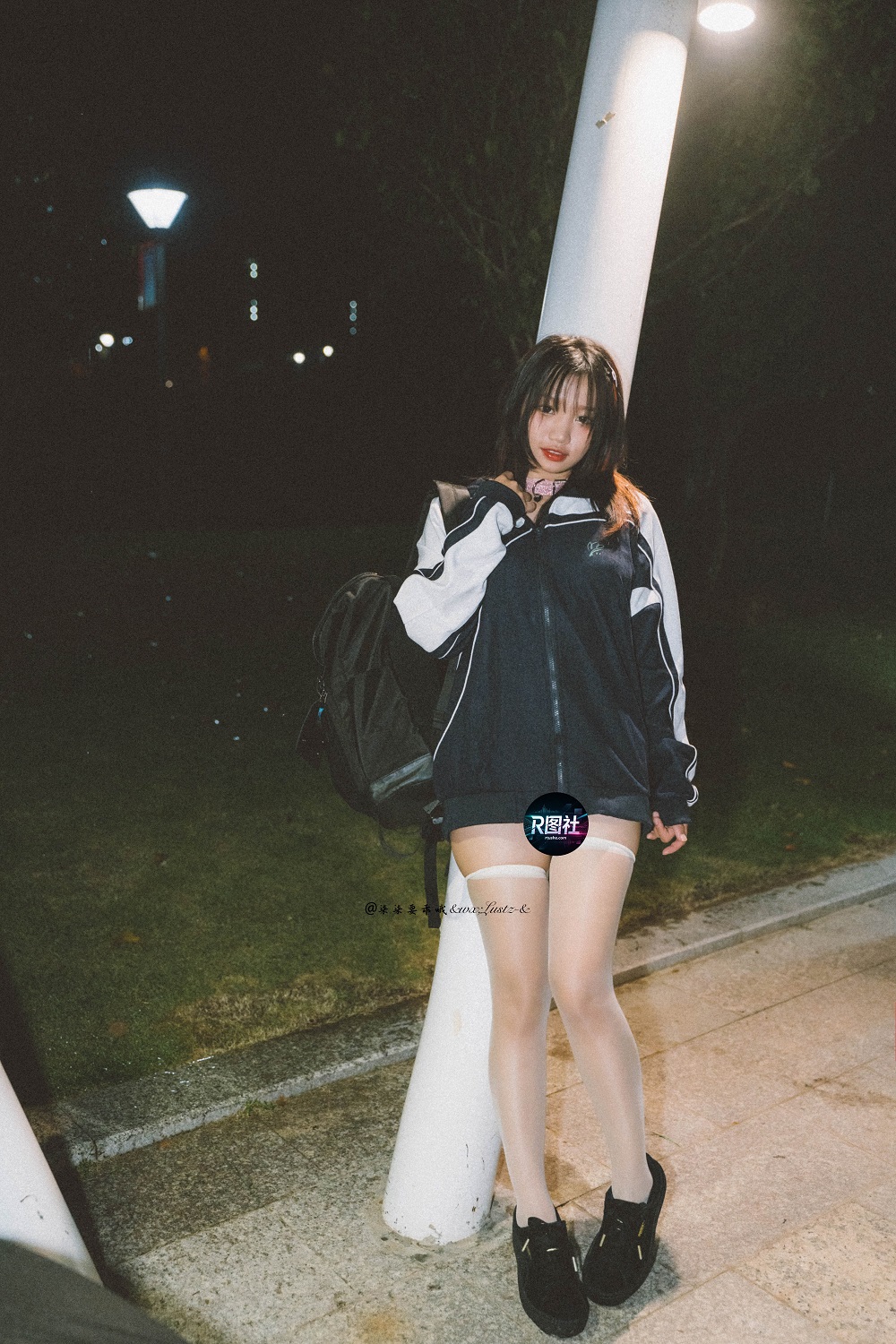 柒柒Lust77-校服夜拍[42P+1V] COS网红博主 预览2图