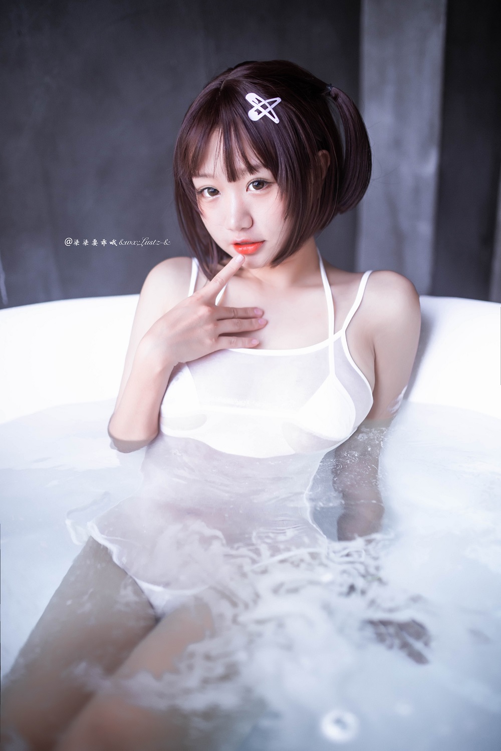 柒柒Lust77-激凸死库水·白色Spa[34P] COS网红博主 预览1图