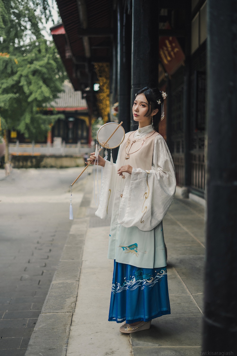 如月灰-大慈寺外景汉服[9P] COS网红博主 预览1图