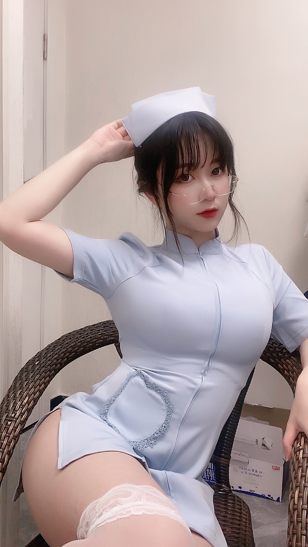 棕桠阿狗崽-七三蓝护士[16P] COS网红博主 预览1图