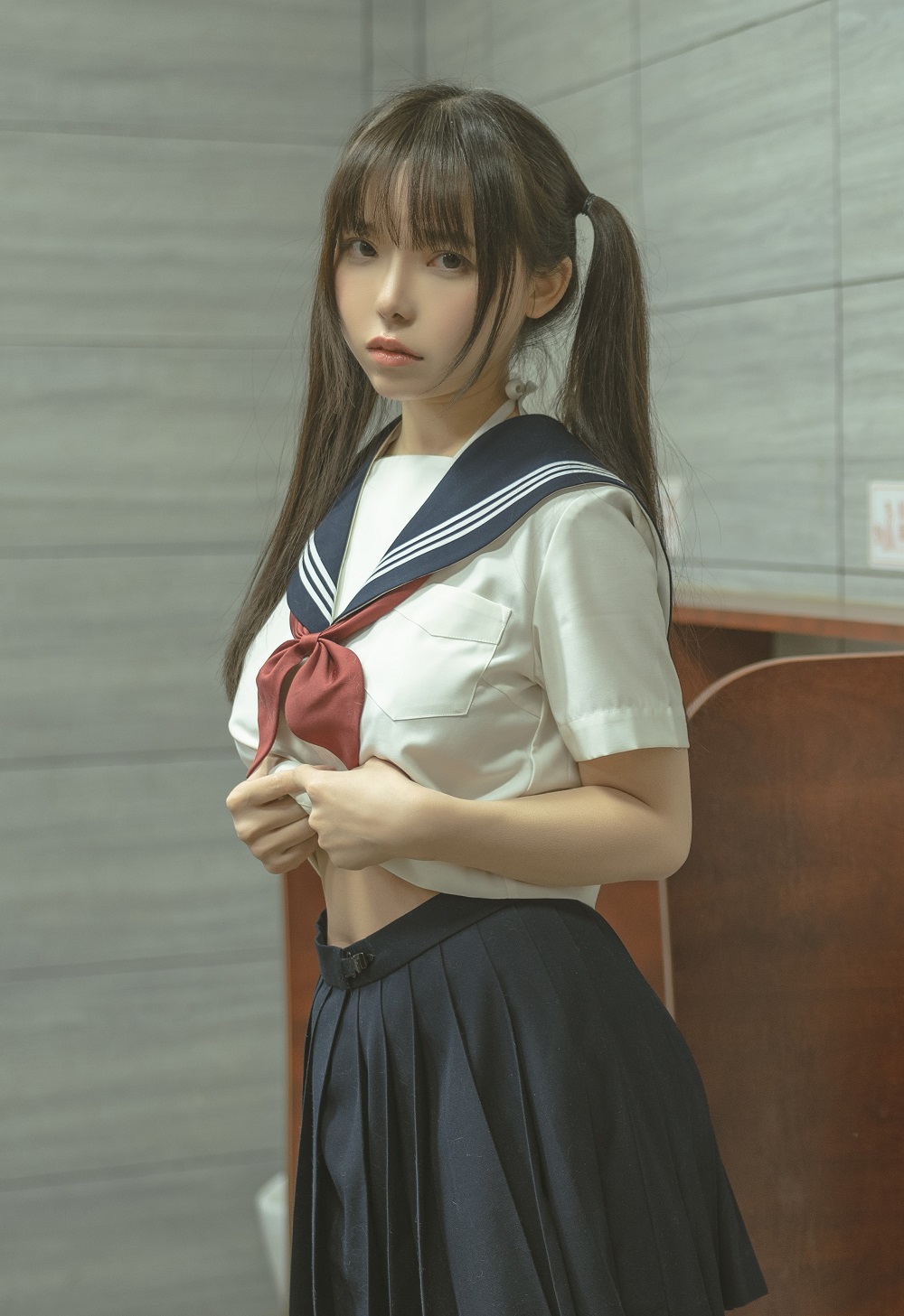 六味帝皇酱-厕所JK[70P] COS网红博主 预览1图