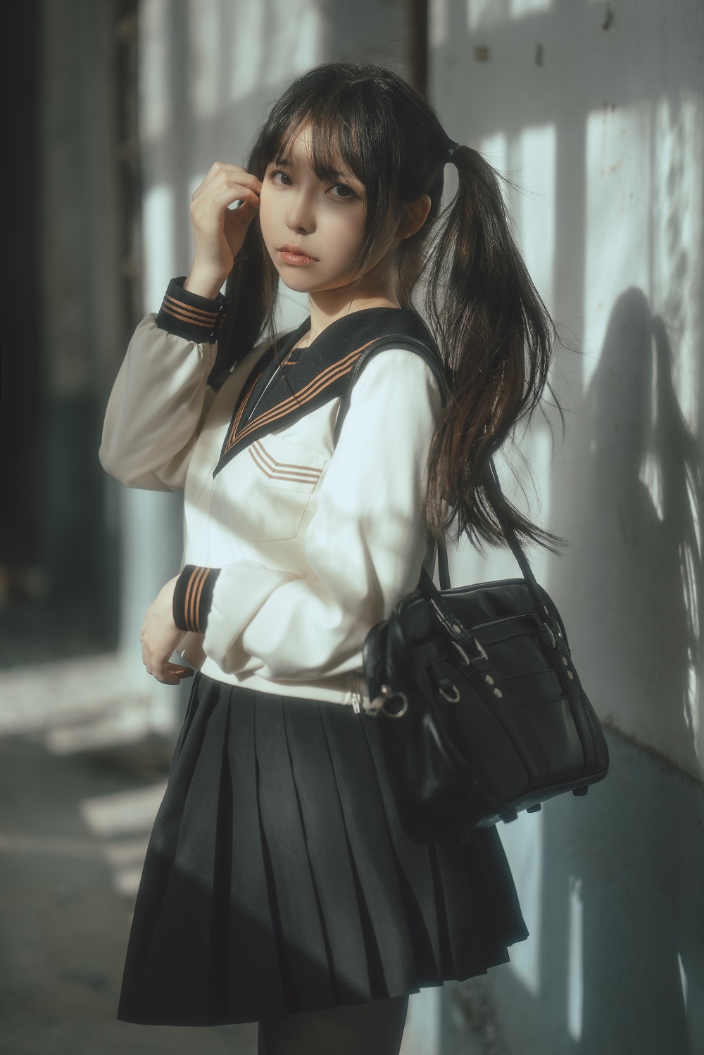 六味帝皇酱-废墟JK制服[52P] COS网红博主 预览1图