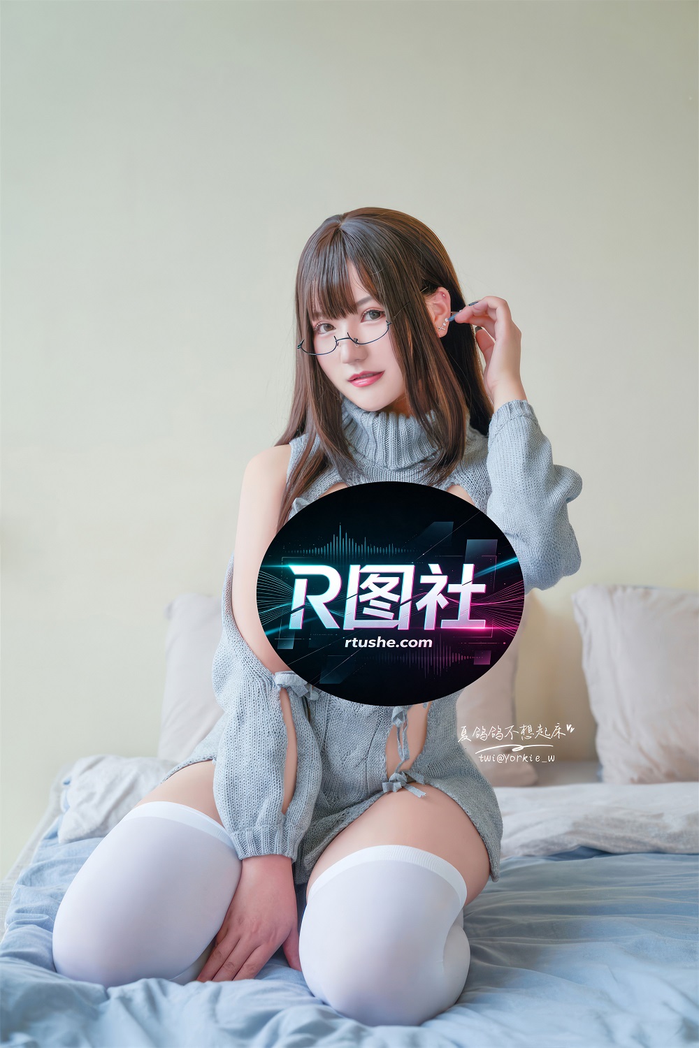 夏鸽鸽不想起床-灰色毛衣私房[44P] COS网红博主 预览2图