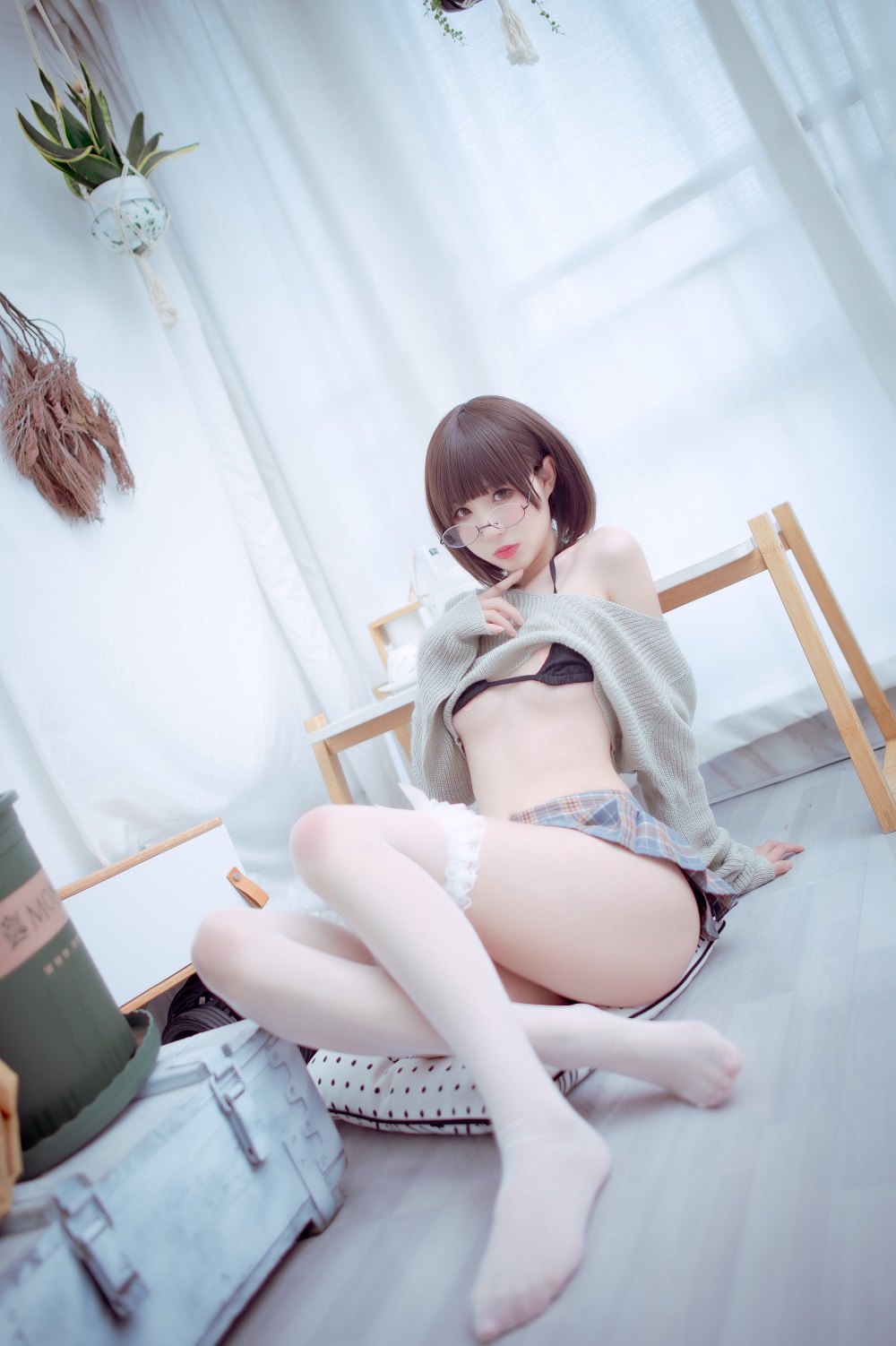 西园寺南歌-白丝短裙眼镜娘[9P] COS网红博主 预览2图