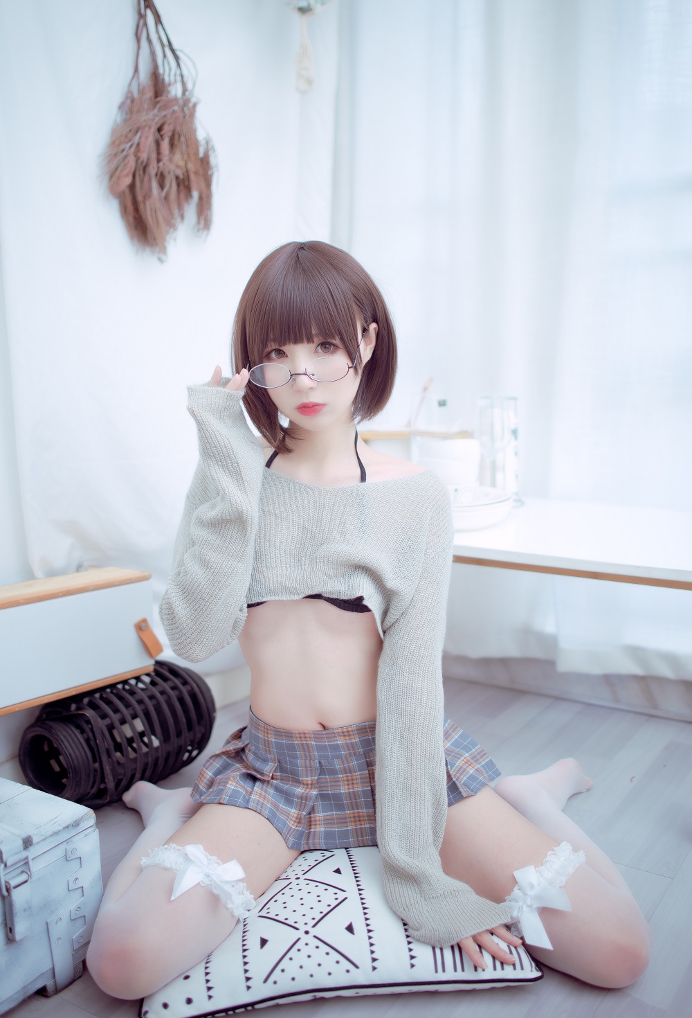 西园寺南歌-白丝短裙眼镜娘[9P] COS网红博主 预览1图