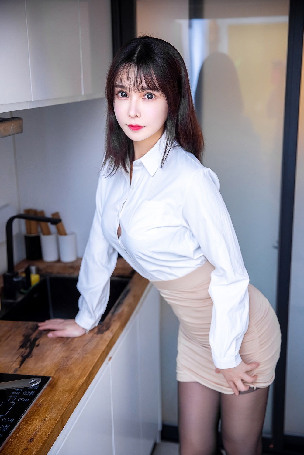 亚马逊鲶鱼-下班后OL[31P] COS网红博主 预览1图