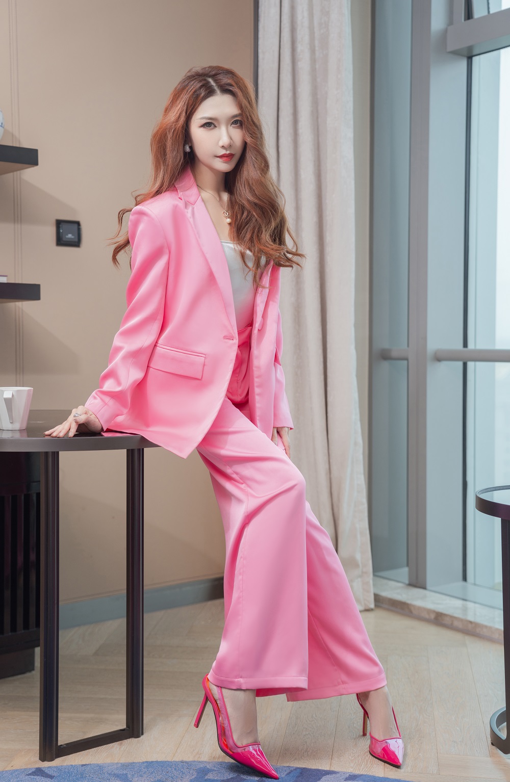 源纱希喵喵喵-与女上司一起出差的意外发现[55P] COS网红博主 预览1图