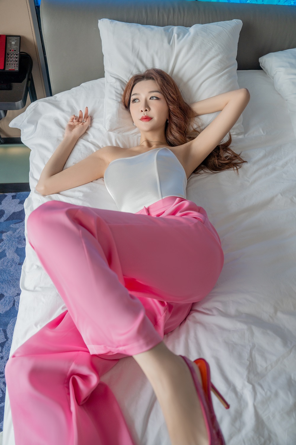 源纱希喵喵喵-与女上司一起出差的意外发现[55P] COS网红博主 预览2图