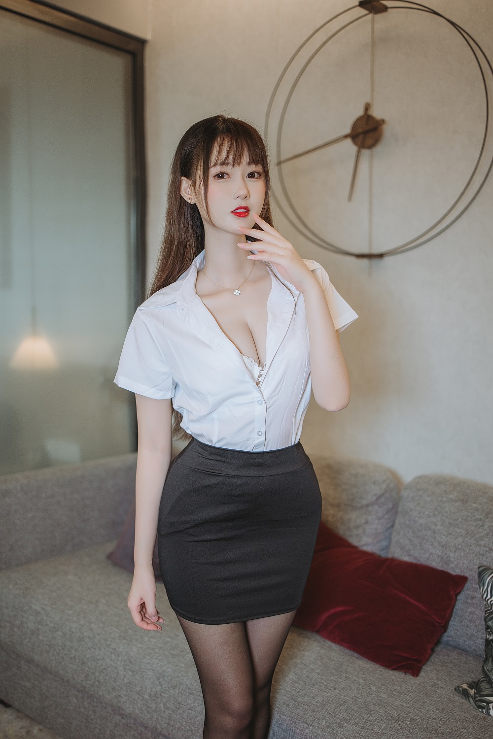 羽生三未-黑丝包臀OL[40P] COS网红博主 预览1图