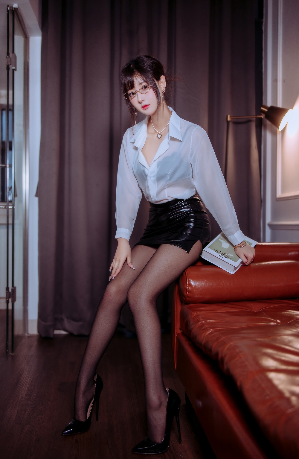 羽生三未-半透皮裙OL[32P] COS网红博主 预览1图