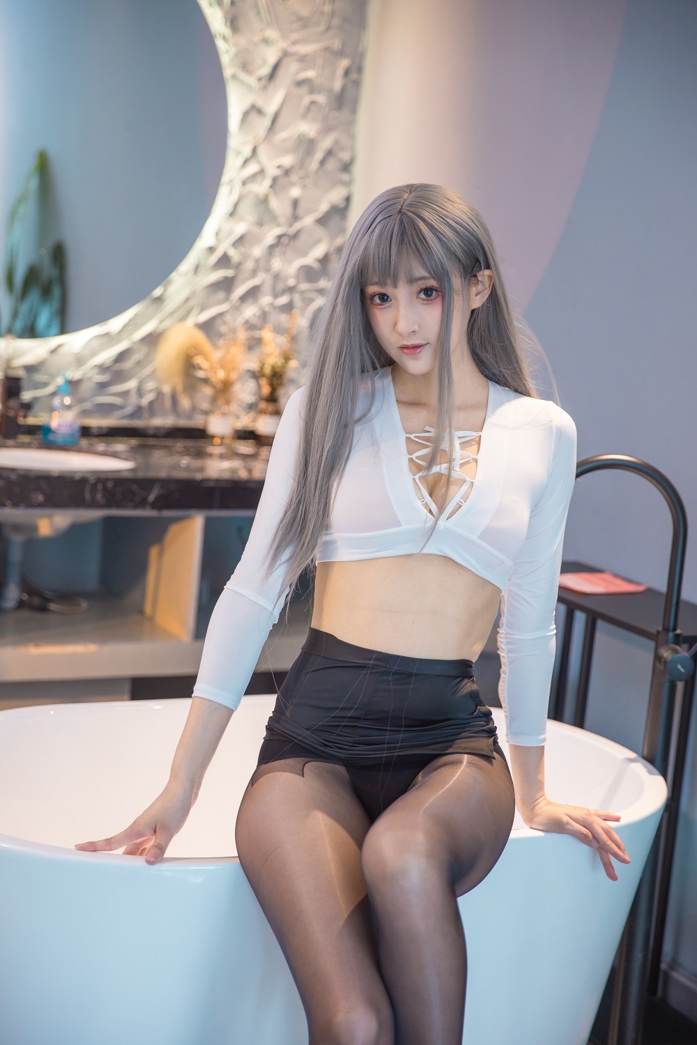 Luisa零纱-浴缸湿身黑丝[23P] COS网红博主 预览1图