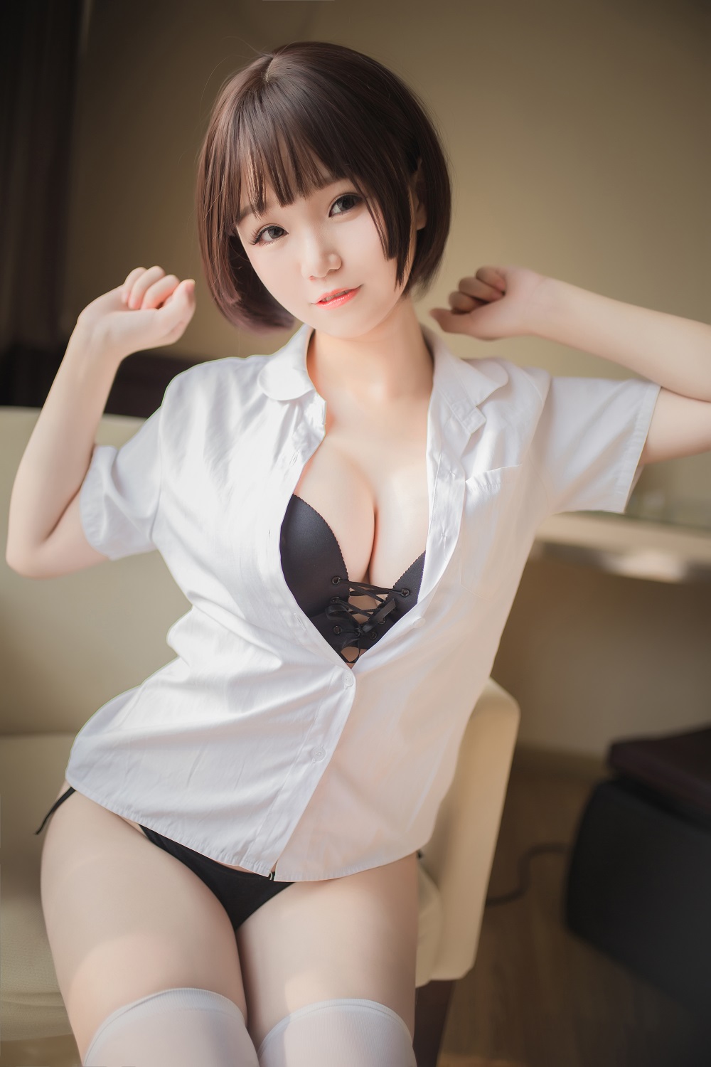 Yoko宅夏-一号本白丝[25P] COS网红博主 预览1图
