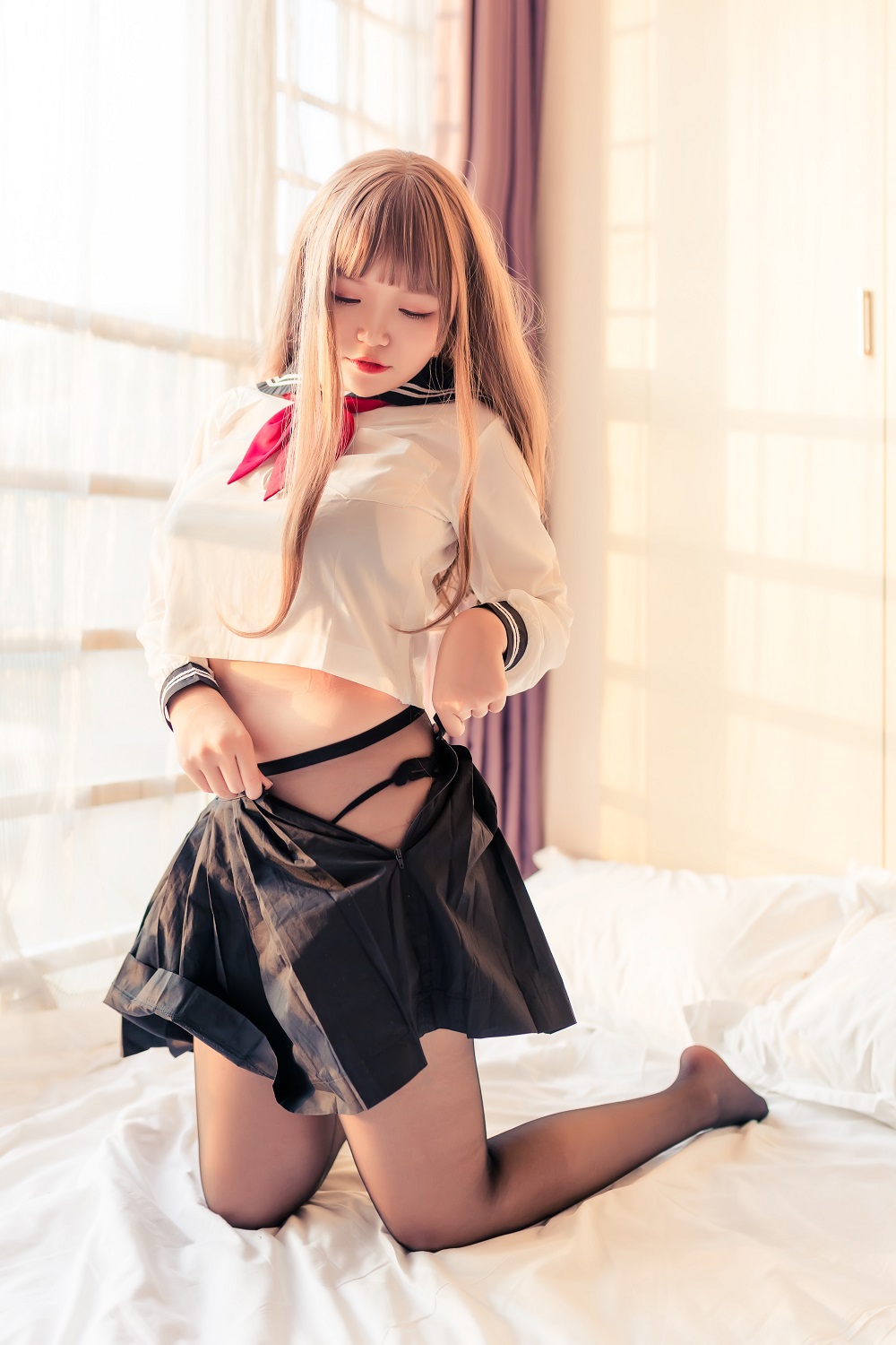 Yoko宅夏-水手服黑丝[30P] COS网红博主 预览1图