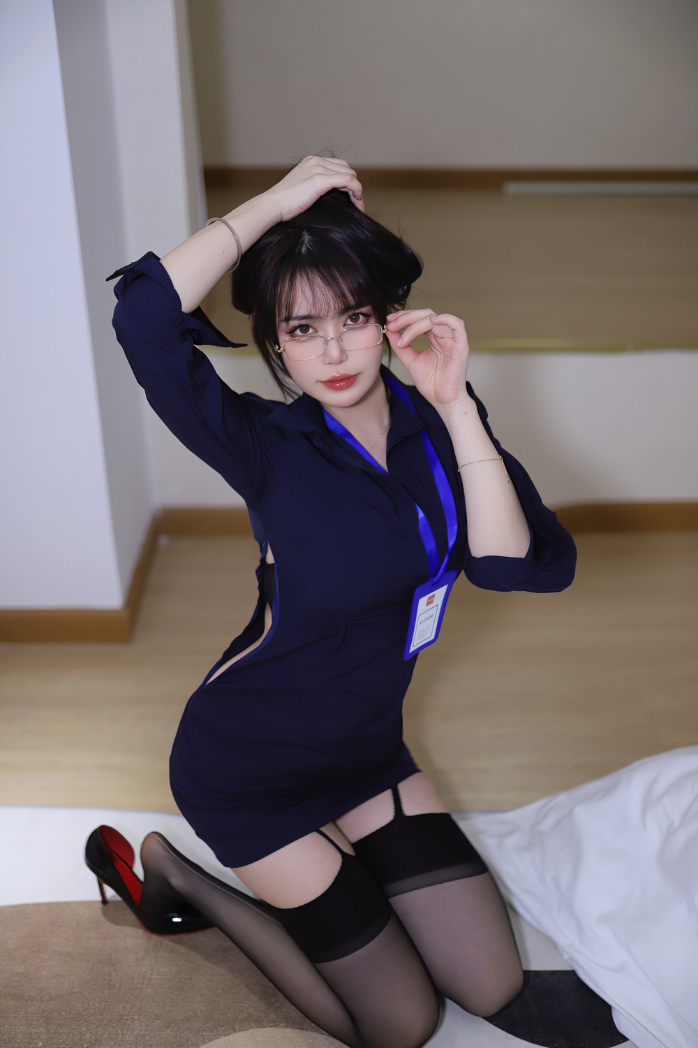 Tina很妖孽呀-职业装秘书[46P] COS网红博主 预览1图