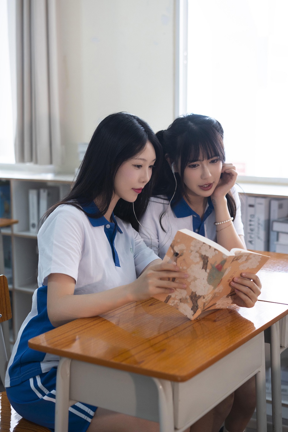 Tina很妖孽呀&抖娘利世-同桌涩涩的你[95P+1V] COS网红博主 预览1图