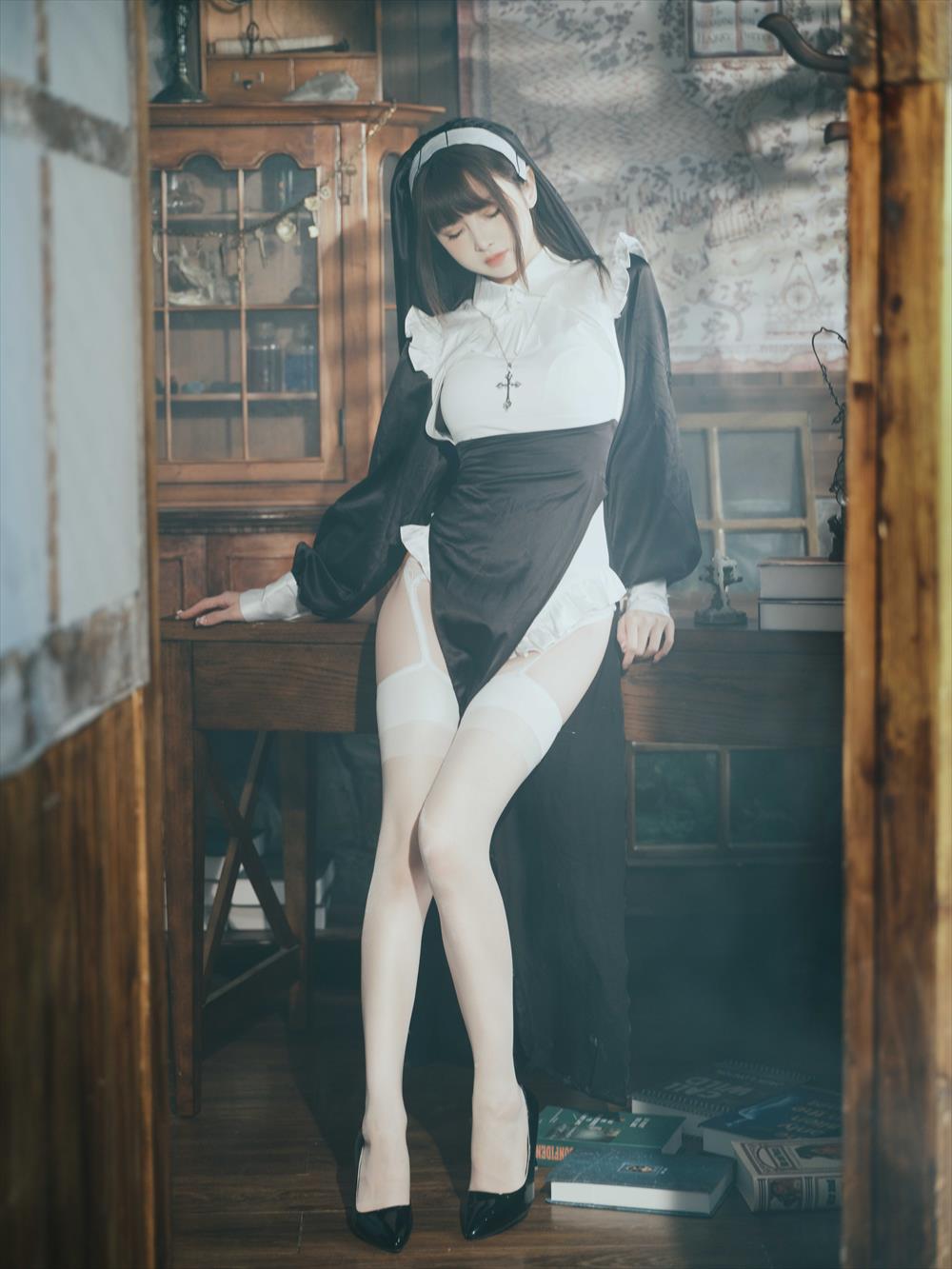 河豚抚子-修女[15P] COS网红博主 预览2图