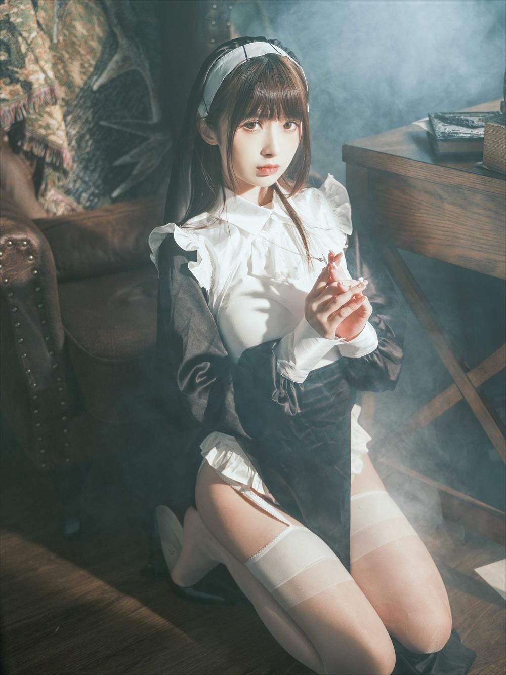 河豚抚子-修女[15P] COS网红博主 预览1图