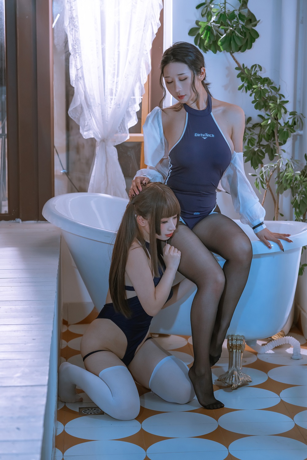 胡桃猫Kurumineko&奶桃-双人竟泳[53P+1V] COS网红博主 预览2图