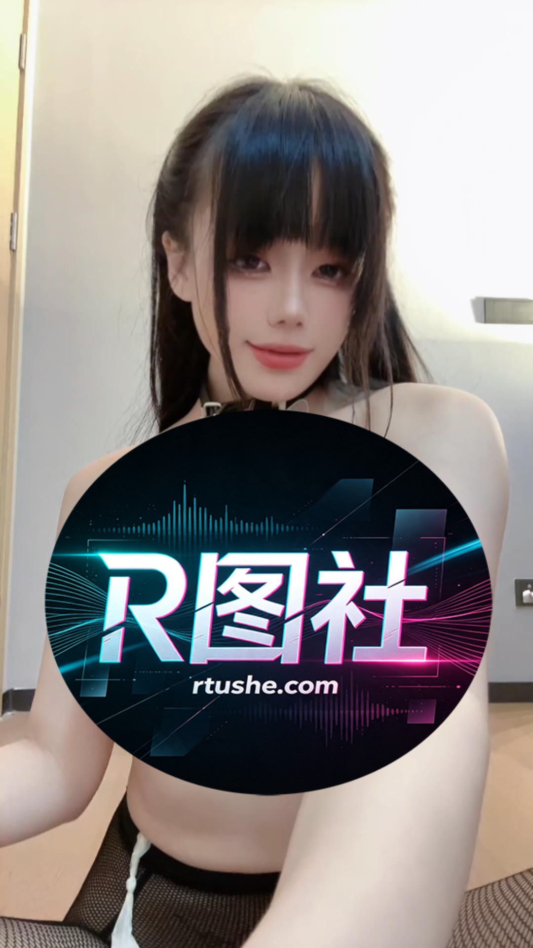 九言-定制视频-黑丝网袜[2V] COS网红博主 预览1图