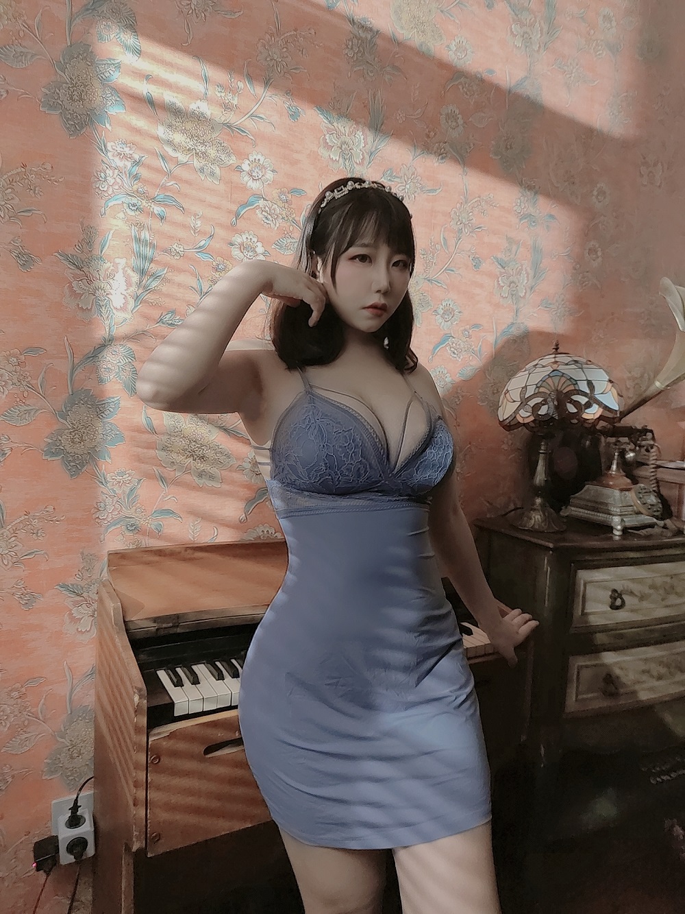 穆零Mu0-吊带睡衣[52P+8V] COS网红博主 预览1图