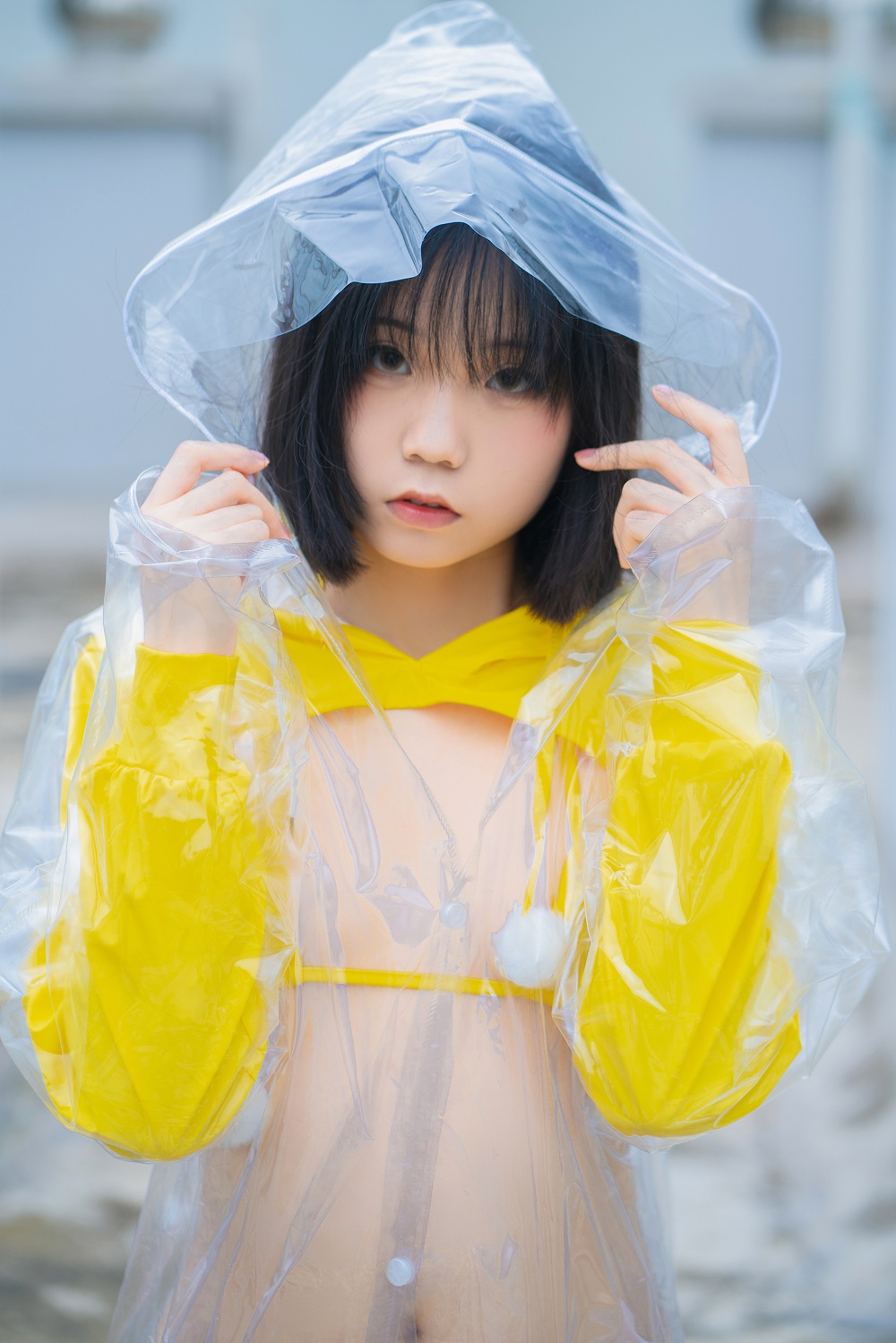 一只小栗奈-天台小雨衣[169P+1V] COS网红博主 预览1图