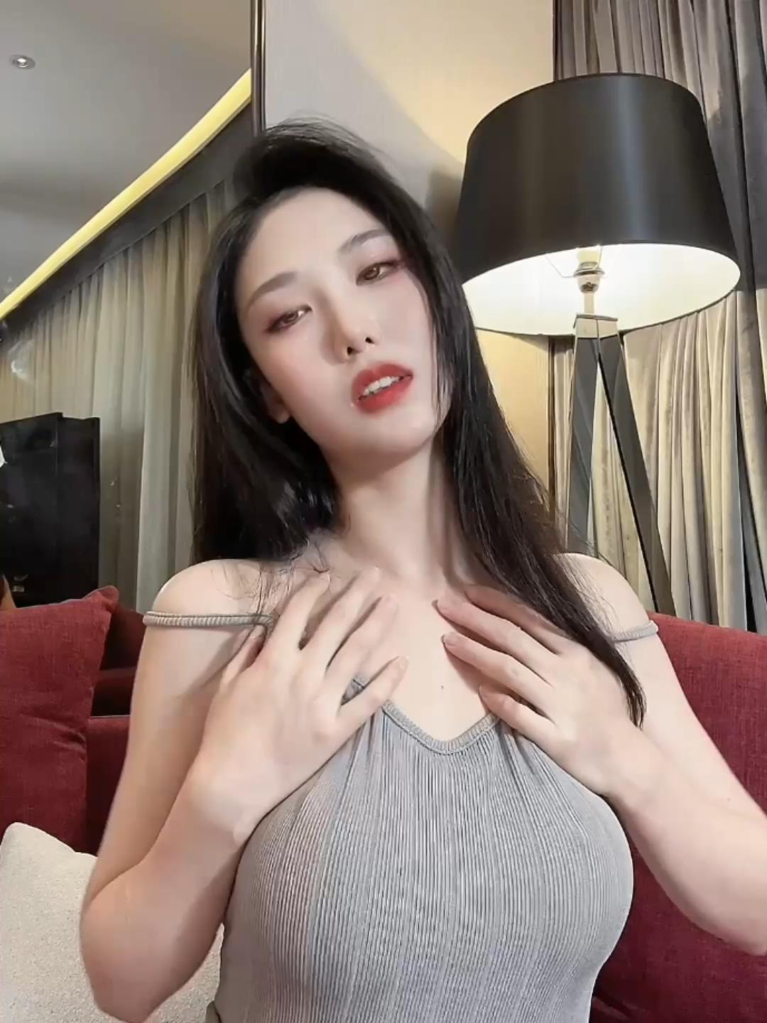 抖娘利世-定制视频-红环黑丝[1V] COS网红博主 预览2图
