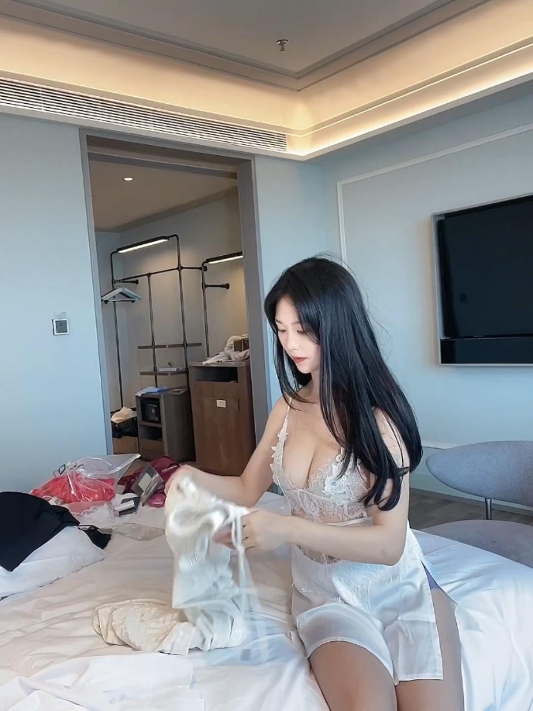 抖娘利世-定制视频-人妻剧情[1V] COS网红博主 预览1图