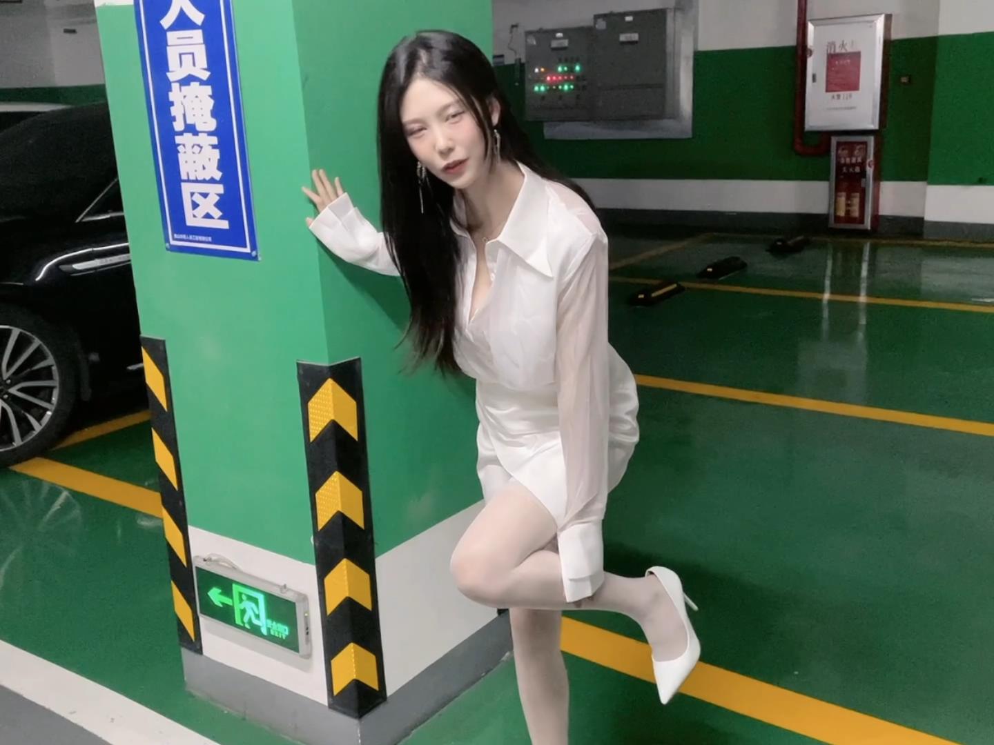 抖娘利世-定制视频-拜金女遇土豪[1V] COS网红博主 预览1图
