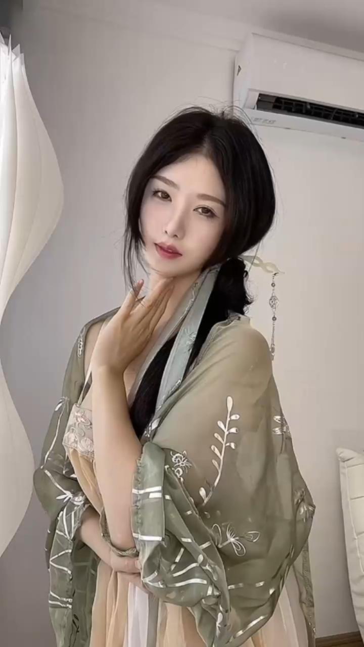 抖娘利世-定制视频-真空古装汉服[1V] COS网红博主 预览1图
