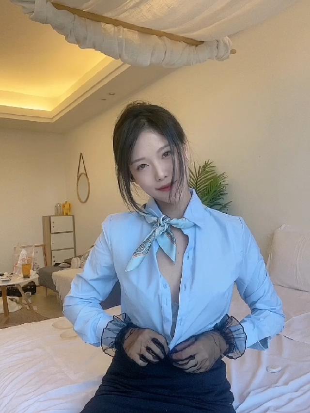 抖娘利世-定制视频-居家空姐[1V] COS网红博主 预览2图