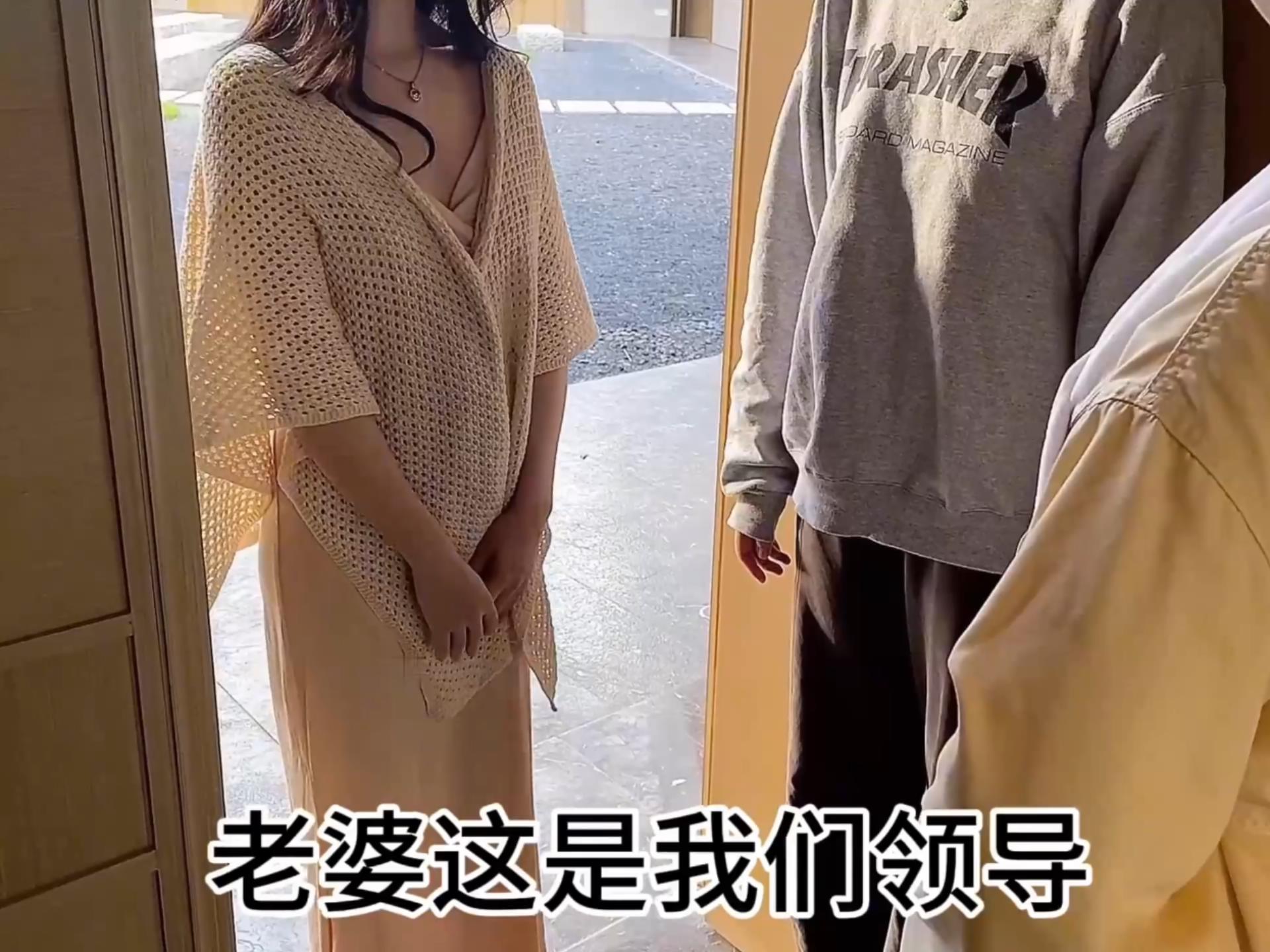 抖娘利世-定制视频-把老婆献给领导并观战[1V] COS网红博主 预览1图